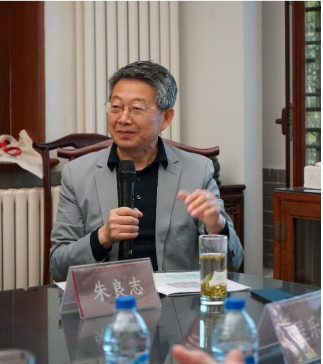 图片包含 室内, 窗户, 男人, 厨房
描述已自动生成