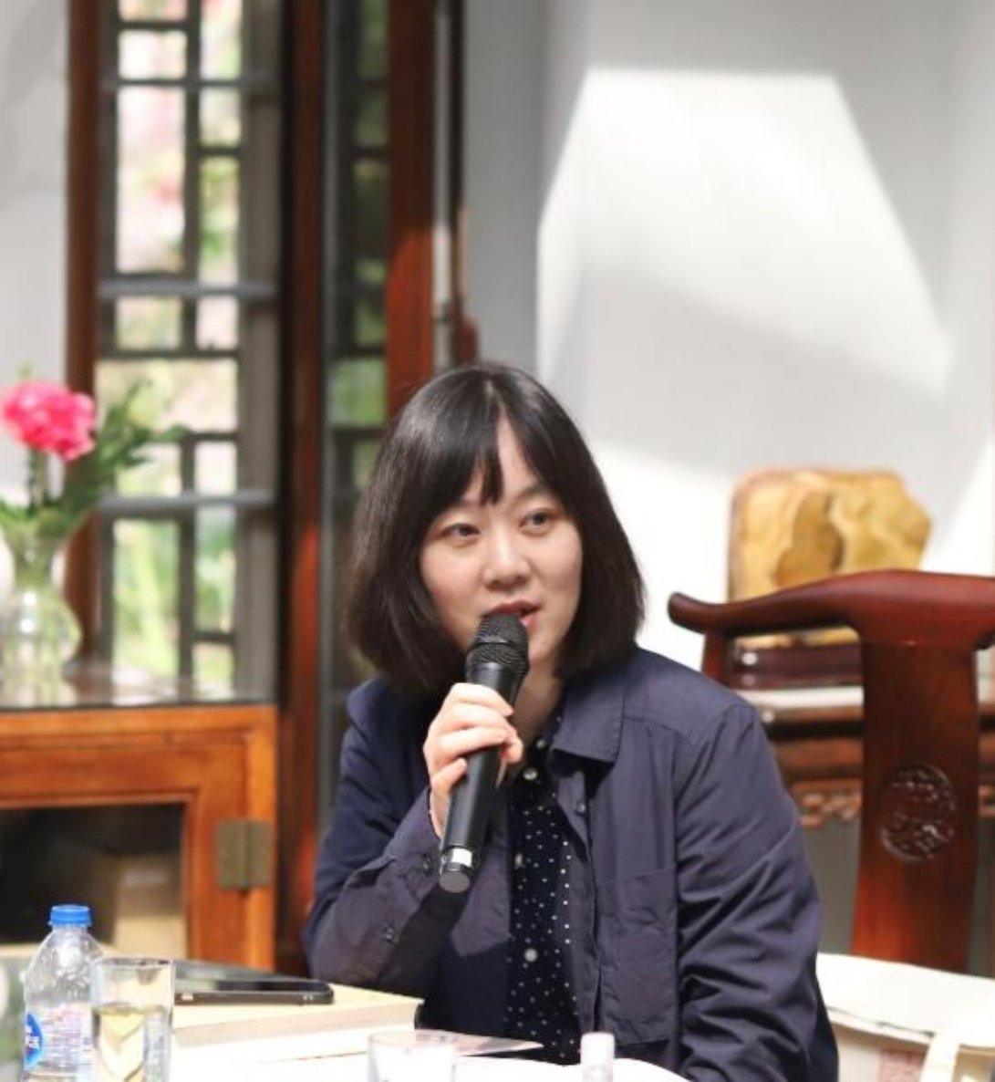 穿黑色衣服的女人在打电话
描述已自动生成