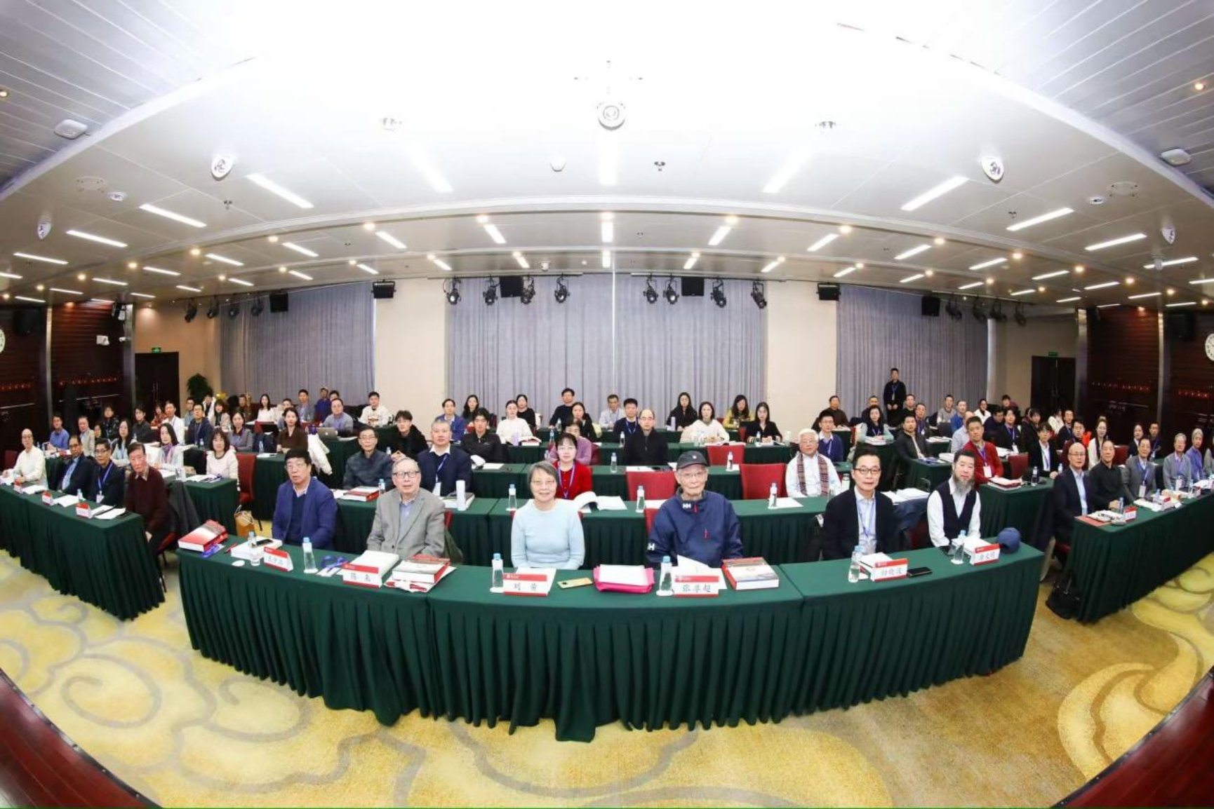 人们在看台上的人在房间里
中度可信度描述已自动生成